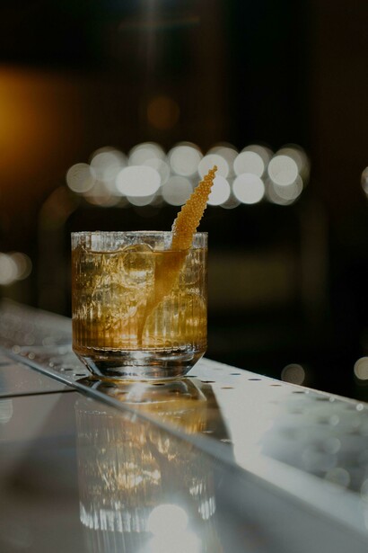 Copo com whisky amargo