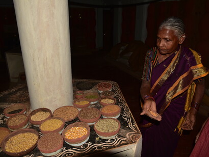 Dalit woman farmer Chandramma explaning food sovereignty, a fulcrum of Gandhian self-reliance, in Telangana (south India) © Ashish Kothari