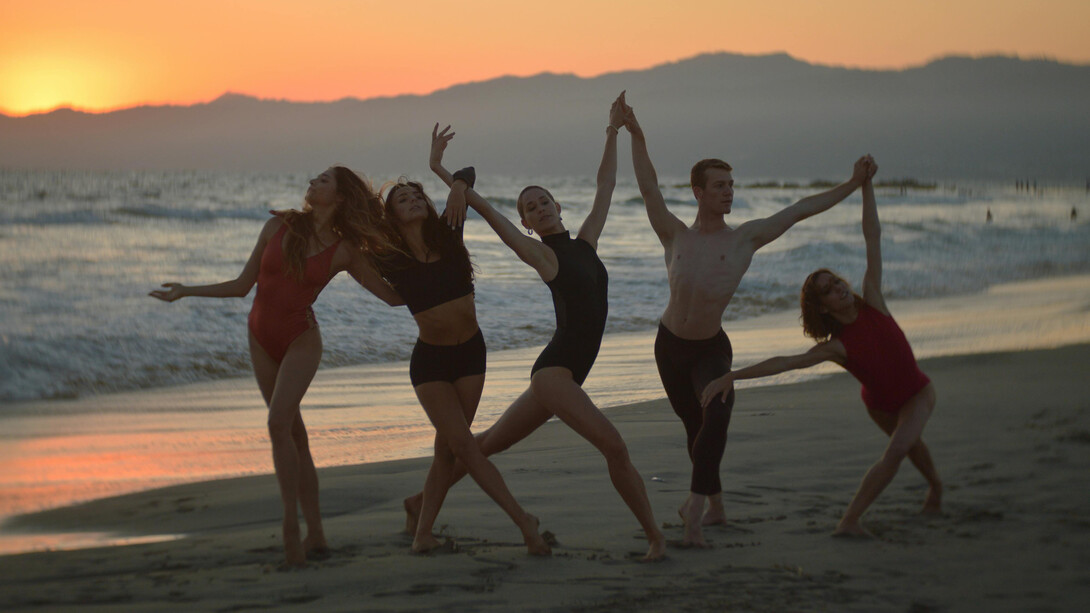 A Dança in Natura busca resgatar a expressão genuína do corpo em harmonia com os elementos naturais. Inspirada nos movimentos da Terra, do vento e das ondas, essa arte nos conecta à essência da natureza e à liberdade do movimento humano