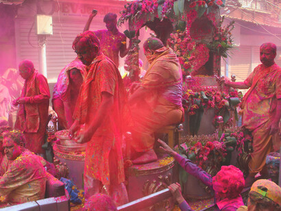 Indianos em cima de carro decorado celebrando a tradicional festa das cores na  Índia