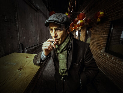 Un hombre solitario fuma dentro de un bar