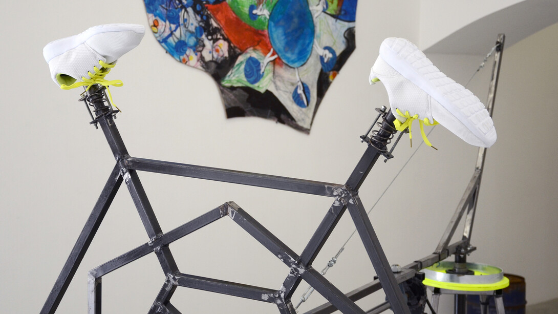 Mouvement vers une sémantique de Fils2pute (D’Après Adidas Lab)
(Movement towards Son of a Bitch semantics (From Adidas Lab)), 2015
Brushed metal, varnish, ball bearings, windscreen wipers, power supply 12V 20 AMP 6MM cables, turnbuckles, springs,
sneakers, 350x350x200 cm