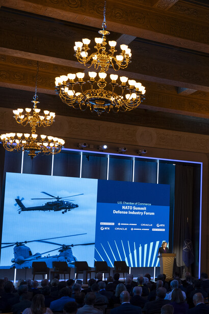 La subsecretaria de Defensa Kathleen H. Hicks pronuncia un discurso durante el Foro de la Industria de Defensa de la Cumbre de la OTAN en la Cámara de Comercio de Estados Unidos, Washington, D.C., 9 de julio de 2024