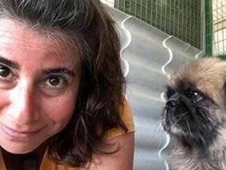 Patricia e um dos seus novos amigos de Paws dog shelter