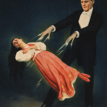 Mucho ha avanzado la ciencia desde las prácticas de levitación. Mago estadounidense Harry Kellar realizando levitación en Cincinnati, Nueva York, ca. 1894