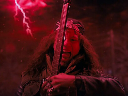 Joseph Quinn interpreta a Eddie Munson en la serie «Stranger Things»