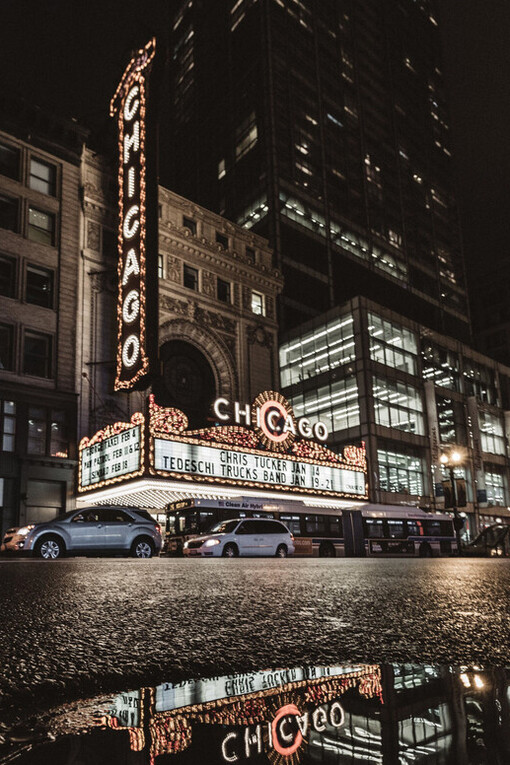 O Balaban and Katz Chicago Theatre, também conhecido como Teatro Chicago, é um monumento localizado em Loop, Chicago, Illinois