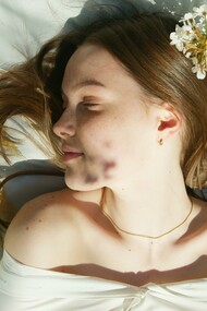 Donna illuminata da un raggio di sole in primavera