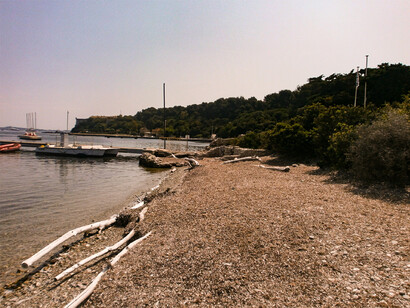 Voyage au bout de la mer, Île Sainte-Marguerite. Les baignades proches des rochers sur lesquels on peut plonger en profondeur animent les esprits des plus courageux et intrépides