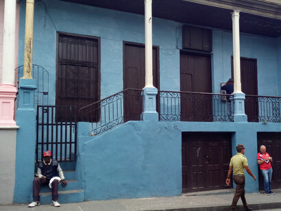 Anciano vende bolsas de plástico en Santiago de Cuba. Fotografía: Paco Cerezo