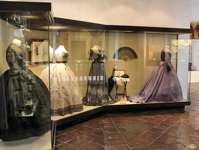 Vida burguesa, Exhibition view. Courtesy of Museo Unicaja de Artes y Costumbres Populares