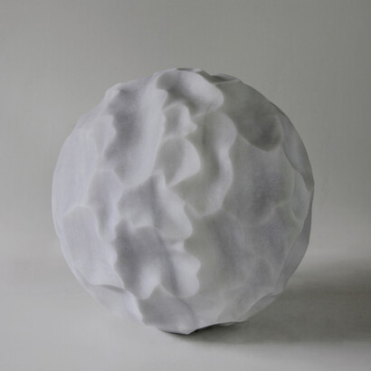 Group Show, Surcos blancos (Tadanori Yamaguchi), 2015, mármol macael blanco, 40x40x40 cm