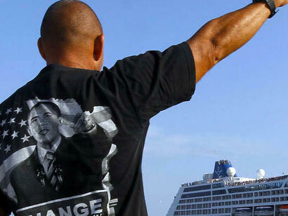 Un hombre da la bienvenida a uno de los primeros cruceros que llegaron a Cuba desde Estados Unidos tras el restablecimiento de relaciones durante el mandato de Obama