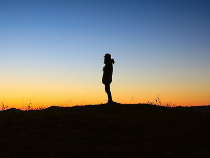 En physique mathématique classique on considère que le monde réel se trouve en dehors de nous