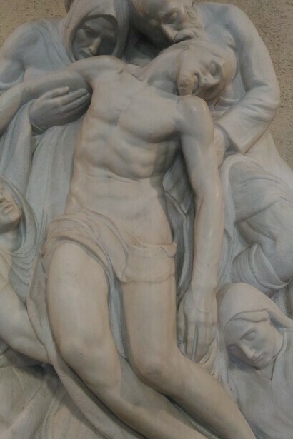 Giovanni Prini, Pietà, marmo, interno della Cappella Universitaria della Divina Sapienza, foto Roberto Luciani