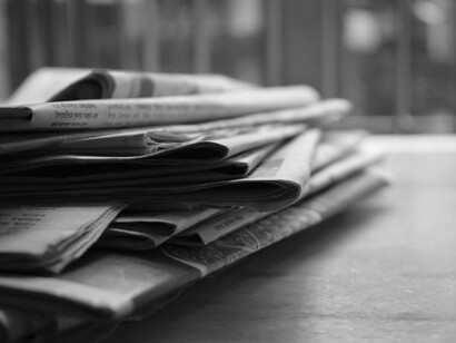 Pila de periódicos en la entrada de una casa. Los medios impresos y digitales colombianos han mostrado una parcialidad lejana a los intereses de Petro