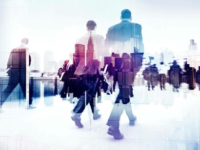 Scena sfocata di una folla di persone che camminano di fretta