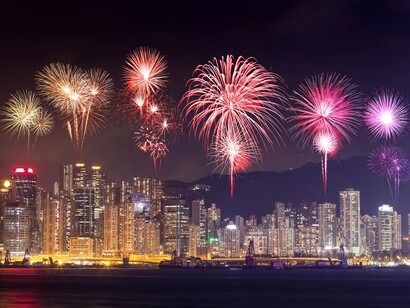Fuegos artificiales anuncian el inicio de un nuevo año en Hong Kong