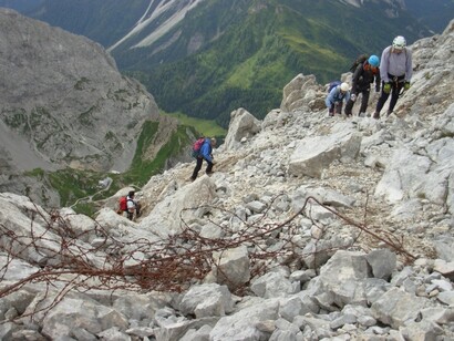 Alla fine della via ferrata Sartor verso la cima. In basso il rifugio Calvi