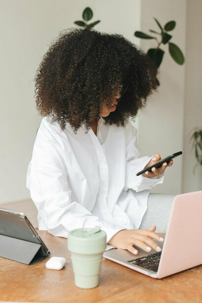 Além do ghosting dos recrutadores, agora também viraram moda as fases infinitas de entrevista. Como se conseguir um emprego nos dias fosse como atirar uma moeda ao ar – a coisa mais simples do mundo. Não é, e pelo andar da carruagem, quem tiver um trabalho “seguro”, o melhor que tem a fazer é segurá-lo muito bem seguro! Pode do dia para a noite ficar a ver navios, como diz o outro






