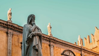 Statua di Dante Alighieri, Piazza dei Signori, Verona, Italia. A più di 700 anni dalla sua morte, Dante Alighieri continua ad ispirare innumerevoli artisti in tutto il mondo. Daniele Trucco ha deciso di realizzare un'armonizzazione della celebre canzone "Amor che ne la mente mi ragiona", la seconda del Convivio