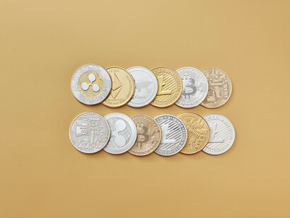 Monete. Nel famoso frammento di Anassimandro si fa riferimento all’impersonalità (incorporata dalla moneta) come necessaria per la risoluzione dei conflitti in modo pacifico