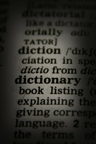 Tra significante e significato esiste un rapporto curioso. Il significato esiste indipendentemente dalla forma che assume la parola, ma senza significante non può manifestarsi nella realtà. Non può essere espresso, e non può essere comunicato