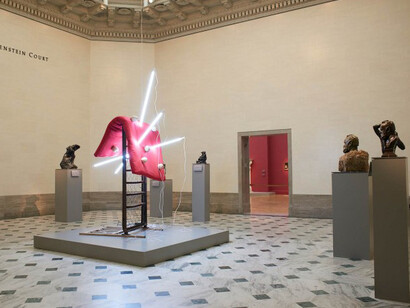 Sarah Lucas, Exhibition view. Courtesy of Legion of Honor Museum 