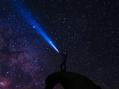 «Dos cosas llenan mi ánimo de creciente admiración y respeto a medida que
pienso y profundizo en ellas: el cielo estrellado sobre mí y la ley moral dentro
de mí» (Kant)