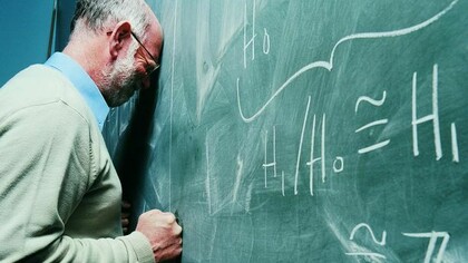 Un profesor se da cabezazos contra la pizarra