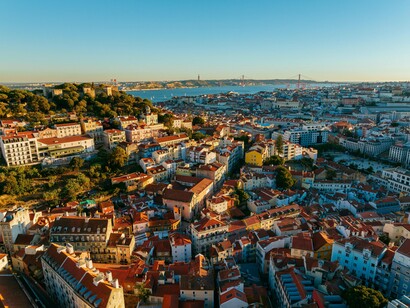 Lisboa, Portugal. Já nos anos 1990, Lisboa deu um salto econômico-turístico após a Revolução dos Cravos, que os locais desacreditaram e não reconheciam 
