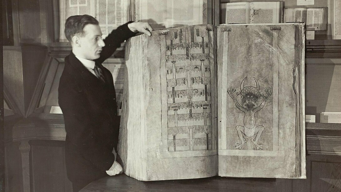 O elemento mais icônico do Códex Gigas é a ilustração do Diabo, que ocupa uma página inteira. A imagem do demônio é grotesca, com garras afiadas, língua bifurcada e um olhar penetrante, em uma pose imponente que intimida e fascina ao mesmo tempo. Esta ilustração gerou inúmeras especulações e lendas sobre a origem do livro