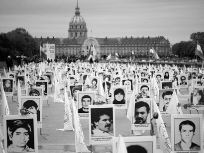 Activistas han instalado en diversos lugares del mundo las fotografías de las víctimas de las ejecuciones políticas en Irán durante 1988