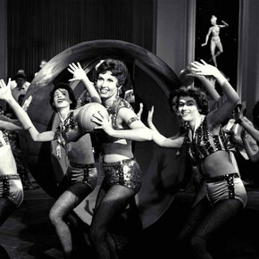 Blue Skies, Red Panic. Courtesy of Museum für Fotografie