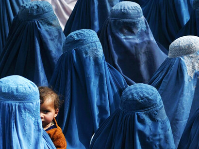 El régimen talibán es altamente misógino; de hecho, el 80% de los exiliados afganos son mujeres y niños