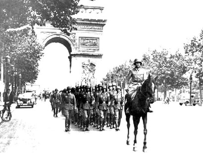 La Wehrmacht desfilando por los Campos Elíseos