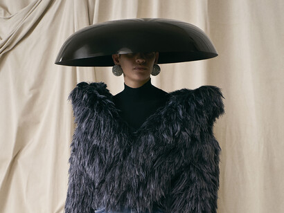 Balenciaga, Haute Couture, Autunno-Inverno, 2021-2022, stola e cappello a disco