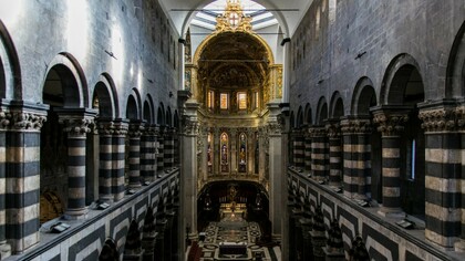 Interior da Catedral de San Lorenzo em Gênova, Italia 