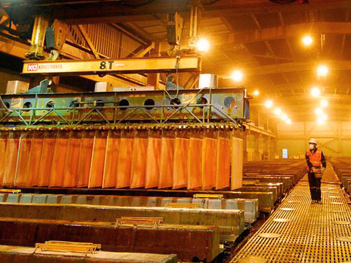 La exportación real debe ser, por lo menos, entre un 20 y un 25% superior a la cifra oficial, lo que daría que la exportación de cobre por parte de las mineras extranjeras alcanzaría las 100 mil toneladas