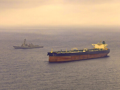 Destructor de misiles guiados impone un bloqueo marítimo a un buque con bandera iraní, 24 de abril de 2026. Foto: Armada de los EE. UU.