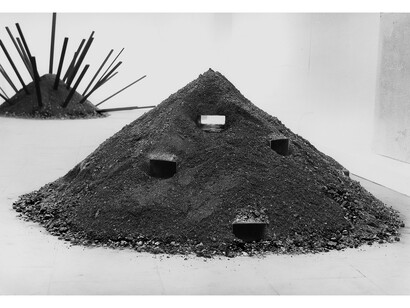 Reiner Ruthenbeck, Aschehaufen II 1968, Slag, 5 rectangular iron pipes, Sammlung Block, Berlin, Photo: Reiner Ruthenbeck © Reiner Ruthenbeck/ DACS 2014