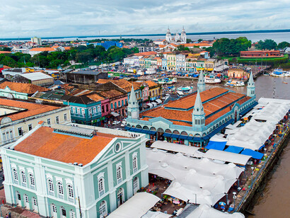 Encontro dos rios Guamá e Acará na capital do Pará, Belém, no Brasil