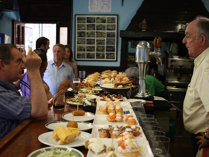 Oferta de pintxos en la barra de un bar de San Sebastián