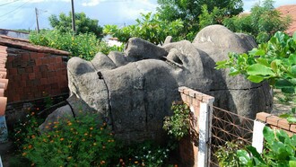 A cabeça de concreto de Santo Antônio permanece junto ao muro de uma residência em Caridade, no Ceará, onde ficou separada do corpo da estátua por décadas. A imagem inusitada acabou inspirando Socorro Acioli a criar a história de A Cabeça do Santo