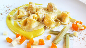 Cappellacci vegani farciti con Patate, Carote e Cardi in salsa di crema di riso al profumo di Coriandolo e Curcuma   