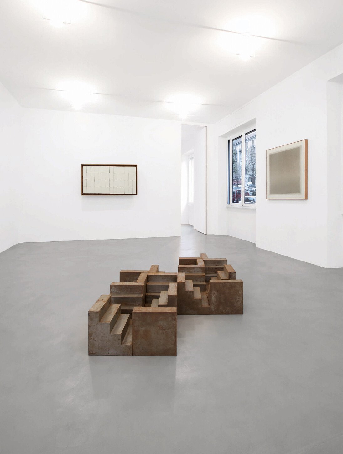 (da sinistra a destra) Gianni Colombo, Strutturazione pulsante, 1959 Polistirolo espanso, gommapiuma, legno, animazione elettromeccanica, 78x140 cm. Nicola Carrino, Costruttivo 1/69 C, 1975. Percorso dinamico 4.4, 2016 Ferro, 16 moduli scalari di 30x30x30 cm ciascuno. Dadamaino, Volume a moduli sfasati, 1961 Plastica fustellata, 100x100 cm. Veduta parziale dell’esposizione A arte Invernizzi. Courtesy A arte Invernizzi, Milano. Foto Bruno Bani