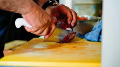 Todas esas imágenes –nítidas, insistentes, nostálgicas– lo custodian durante el trayecto en colectivo hasta su casa, mezcladas con aquellas otras, las de sus dedos pelando cebollas entre las improbables cacerolas de don Julio