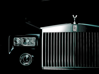 Parrilla delantera de un Rolls Royce Phantom