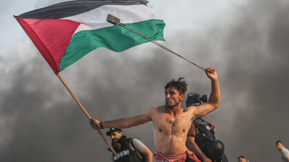 Esta reciente imagen de una protesta en Gaza ha sido comparada con el famoso cuadro de Delacroix: «La libertad guiando al pueblo» (1830)