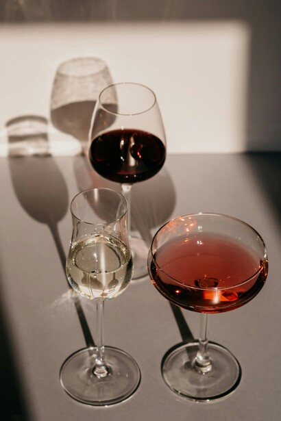 Nelle cene romane, il vino non mancava mai ed era simbolo di ospitalità, un modo per dimostrare generosità nei confronti degli ospiti